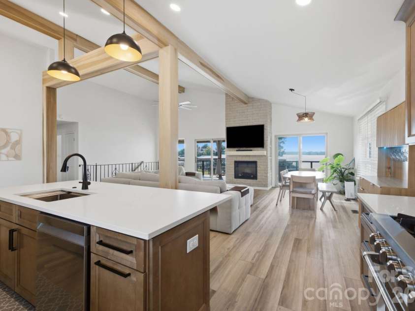 21101 Island Forest Drive, Cornelius, NC 28031.  MLS# CAR4401080, YatesRealty ID 39455. 