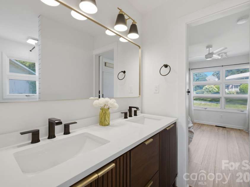 21101 Island Forest Drive, Cornelius, NC 28031.  MLS# CAR4401080, YatesRealty ID 39455. 