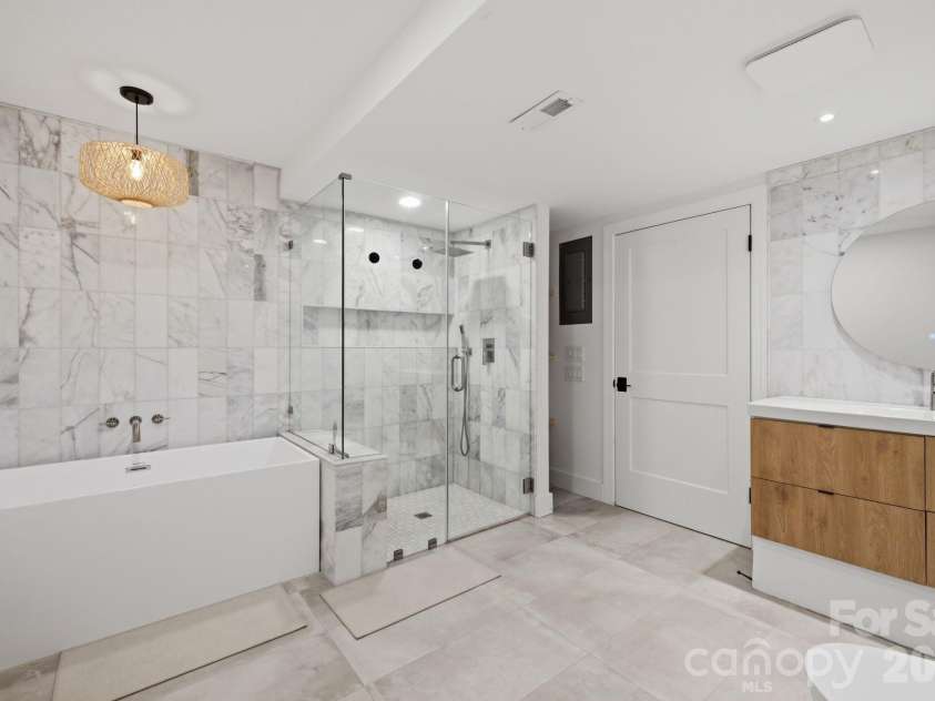 21101 Island Forest Drive, Cornelius, NC 28031.  MLS# CAR4401080, YatesRealty ID 39455. 