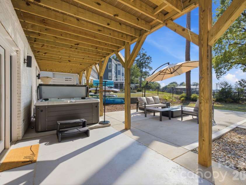21101 Island Forest Drive, Cornelius, NC 28031.  MLS# CAR4401080, YatesRealty ID 39455. 
