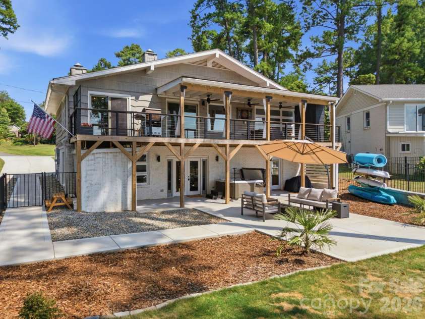 21101 Island Forest Drive, Cornelius, NC 28031.  MLS# CAR4401080, YatesRealty ID 39455. 