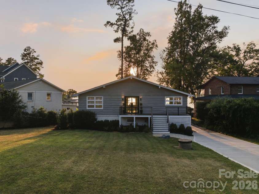 21101 Island Forest Drive, Cornelius, NC 28031.  MLS# CAR4401080, YatesRealty ID 39455. 