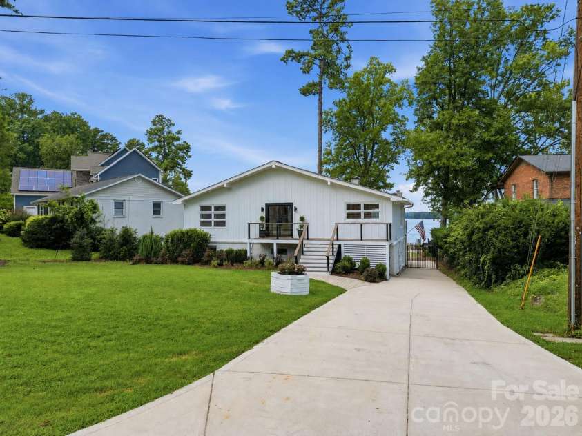21101 Island Forest Drive, Cornelius, NC 28031.  MLS# CAR4401080, YatesRealty ID 39455. 