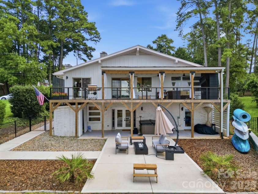 21101 Island Forest Drive, Cornelius, NC 28031.  MLS# CAR4401080, YatesRealty ID 39455. 
