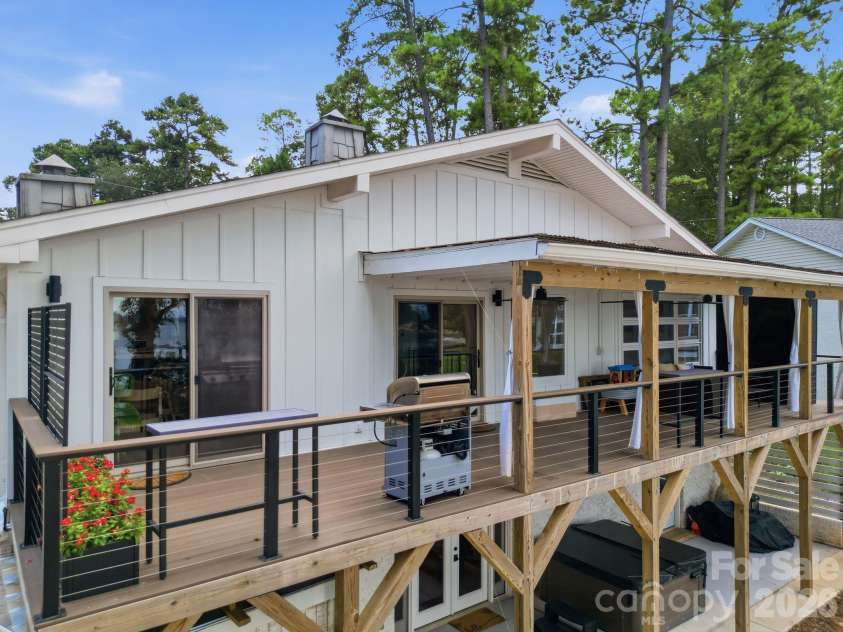 21101 Island Forest Drive, Cornelius, NC 28031.  MLS# CAR4401080, YatesRealty ID 39455. 