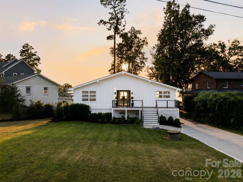 21101 Island Forest Drive, Cornelius, NC 28031.  MLS# CAR4401080, YatesRealty ID 39455. 