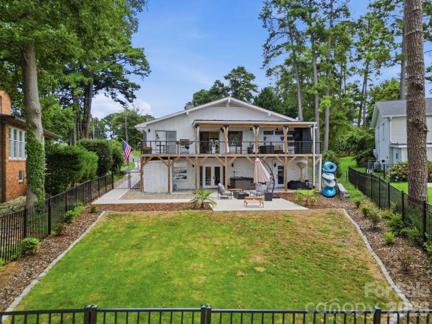 21101 Island Forest Drive, Cornelius, NC 28031.  MLS# CAR4401080, YatesRealty ID 39455. 