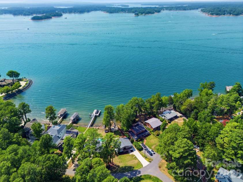 21101 Island Forest Drive, Cornelius, NC 28031.  MLS# CAR4401080, YatesRealty ID 39455. 