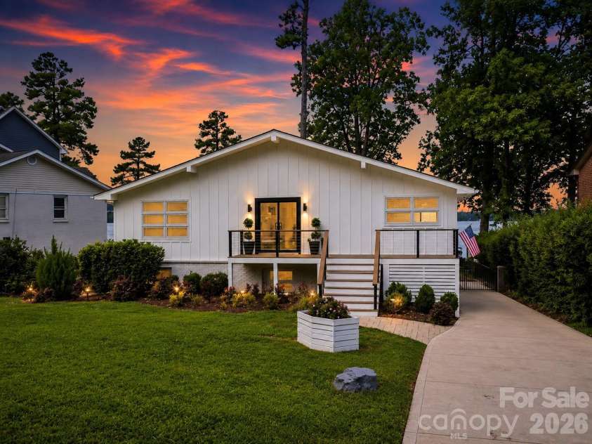 21101 Island Forest Drive, Cornelius, NC 28031.  MLS# CAR4401080, YatesRealty ID 39455. Welcome Home!