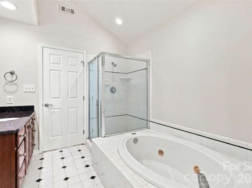 122 Tattersall Drive, Statesville, NC 28677.  MLS# CAR4402896, YatesRealty ID 39462. 