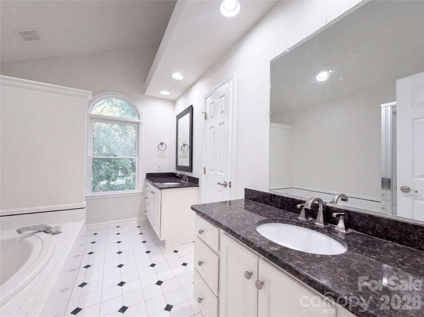122 Tattersall Drive, Statesville, NC 28677.  MLS# CAR4402896, YatesRealty ID 39462. 
