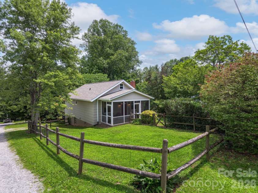 73 Fair Oaks Road, Arden, NC 28704.  MLS# CAR4406154, YatesRealty ID 39466. 