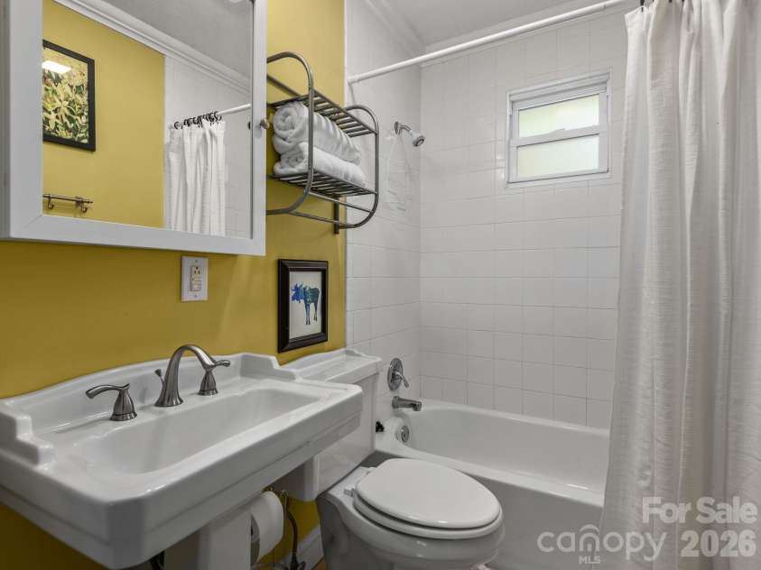 73 Fair Oaks Road, Arden, NC 28704.  MLS# CAR4406154, YatesRealty ID 39466. 