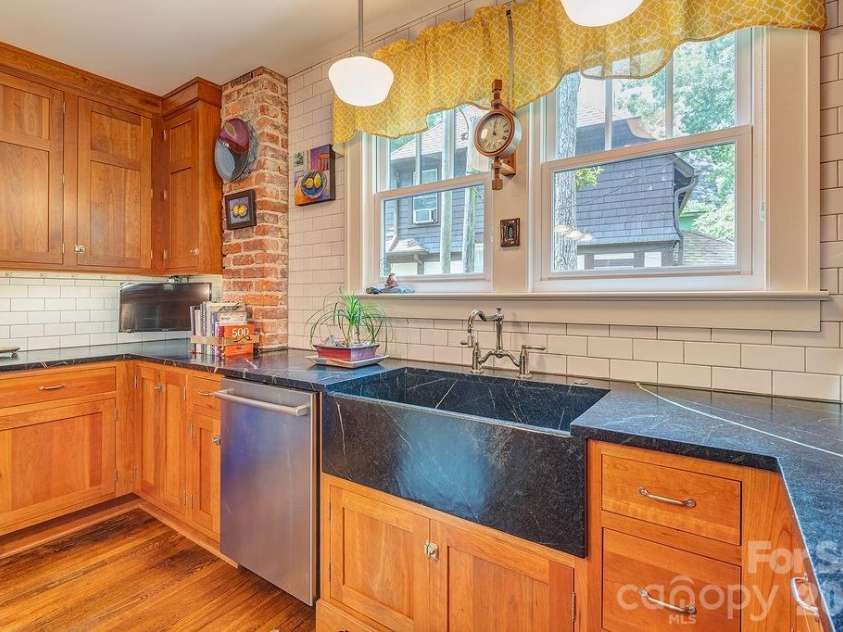 83 Tacoma Circle, Asheville, NC 28801.  MLS# CAR4405409, YatesRealty ID 39468. 