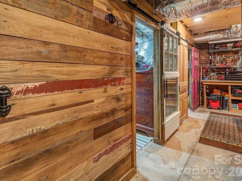 83 Tacoma Circle, Asheville, NC 28801.  MLS# CAR4405409, YatesRealty ID 39468. 