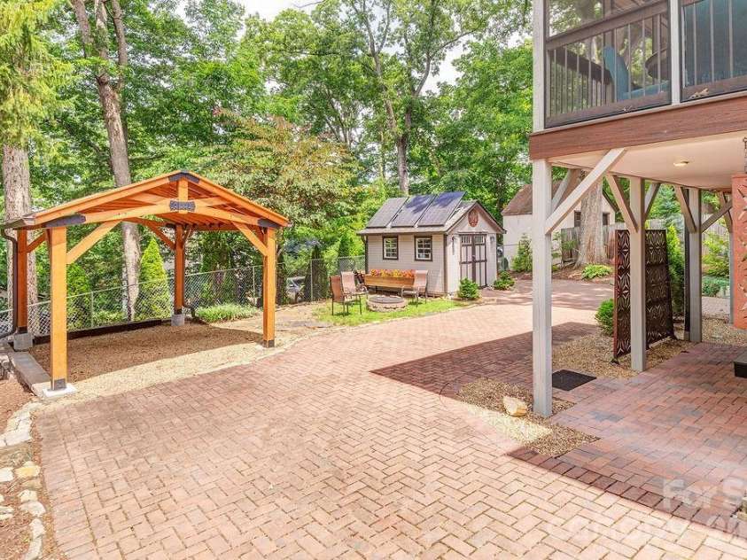 83 Tacoma Circle, Asheville, NC 28801.  MLS# CAR4405409, YatesRealty ID 39468. 