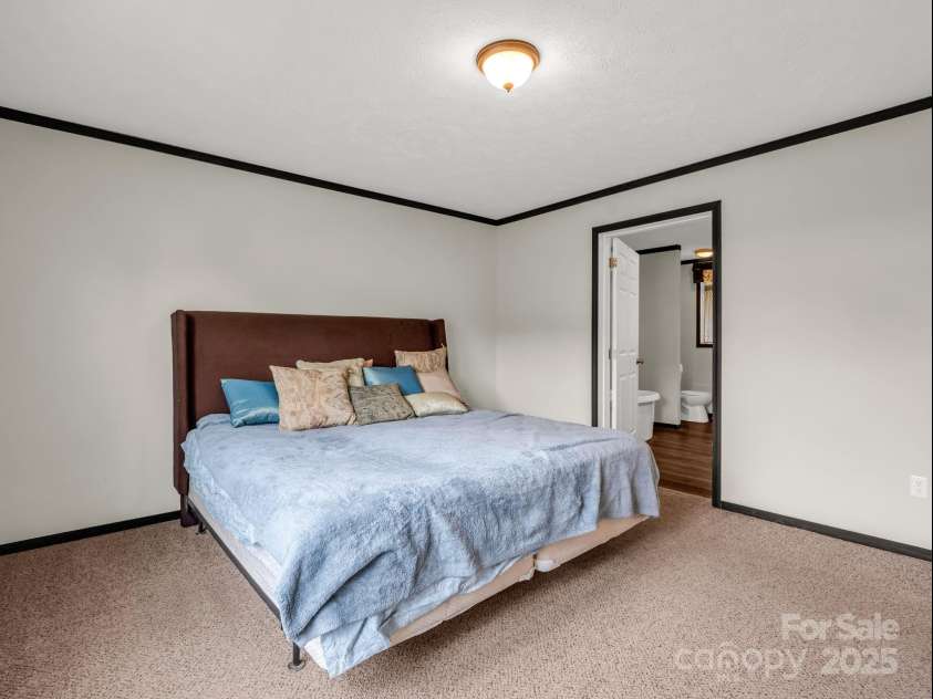 4 Frederick Lane, Hendersonville, NC 28792.  MLS# CAR4310090, YatesRealty ID 3947. 