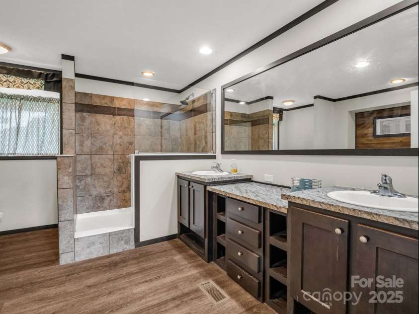 4 Frederick Lane, Hendersonville, NC 28792.  MLS# CAR4310090, YatesRealty ID 3947. 