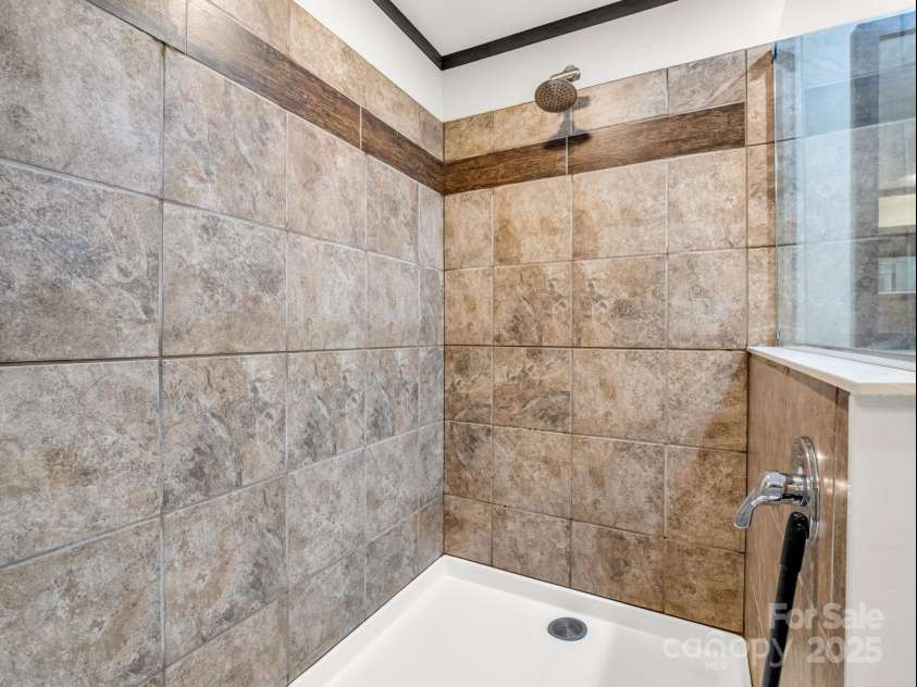 4 Frederick Lane, Hendersonville, NC 28792.  MLS# CAR4310090, YatesRealty ID 3947. 