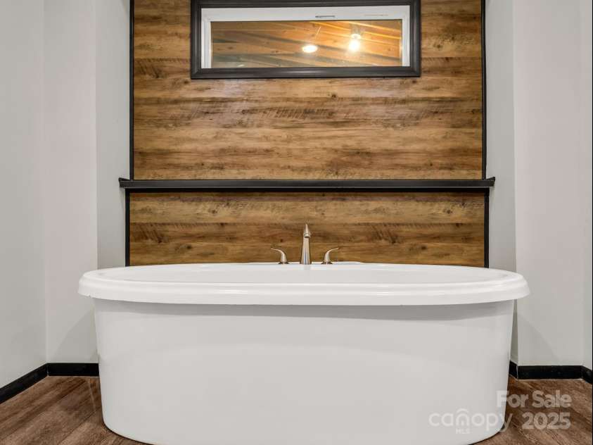 4 Frederick Lane, Hendersonville, NC 28792.  MLS# CAR4310090, YatesRealty ID 3947. 