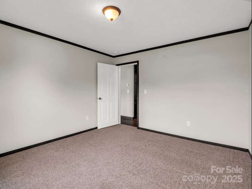 4 Frederick Lane, Hendersonville, NC 28792.  MLS# CAR4310090, YatesRealty ID 3947. 