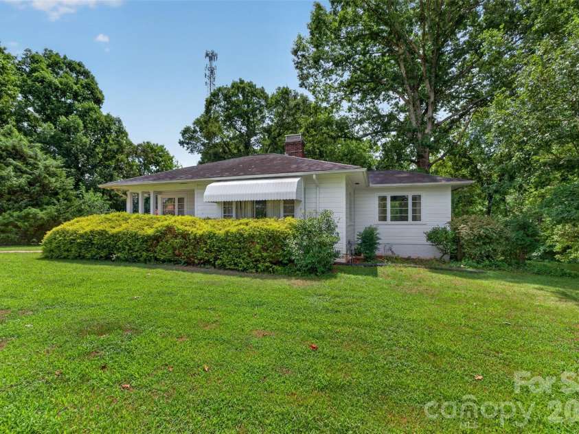 311 33rd Street Drive, Hickory, NC 28602.  MLS# CAR4406647, YatesRealty ID 39470. 