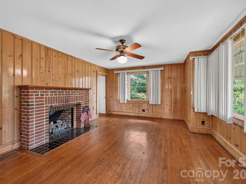 311 33rd Street Drive, Hickory, NC 28602.  MLS# CAR4406647, YatesRealty ID 39470. 