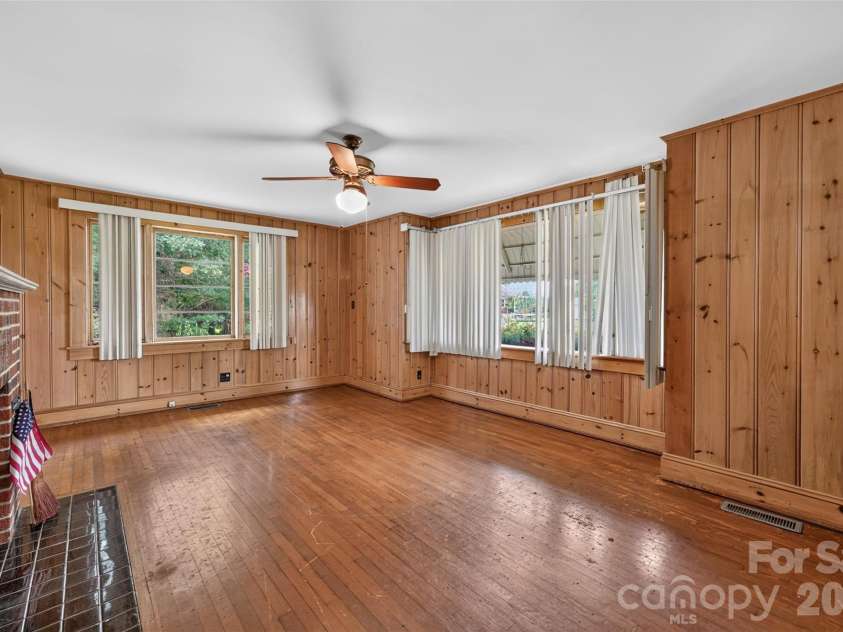 311 33rd Street Drive, Hickory, NC 28602.  MLS# CAR4406647, YatesRealty ID 39470. 