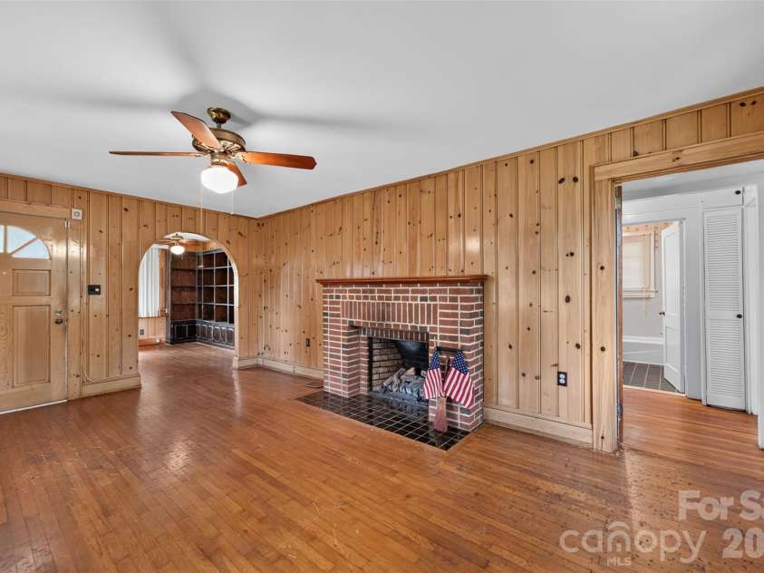 311 33rd Street Drive, Hickory, NC 28602.  MLS# CAR4406647, YatesRealty ID 39470. 