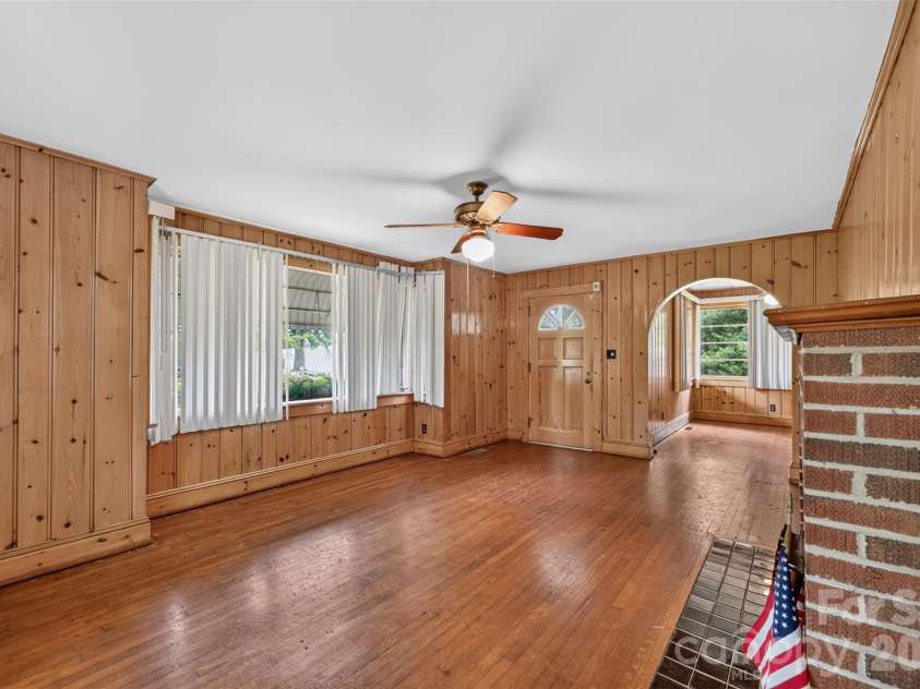 311 33rd Street Drive, Hickory, NC 28602.  MLS# CAR4406647, YatesRealty ID 39470. 