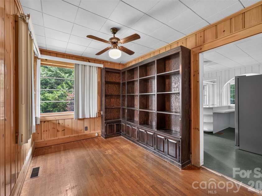 311 33rd Street Drive, Hickory, NC 28602.  MLS# CAR4406647, YatesRealty ID 39470. 