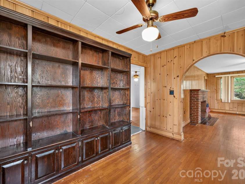 311 33rd Street Drive, Hickory, NC 28602.  MLS# CAR4406647, YatesRealty ID 39470. 