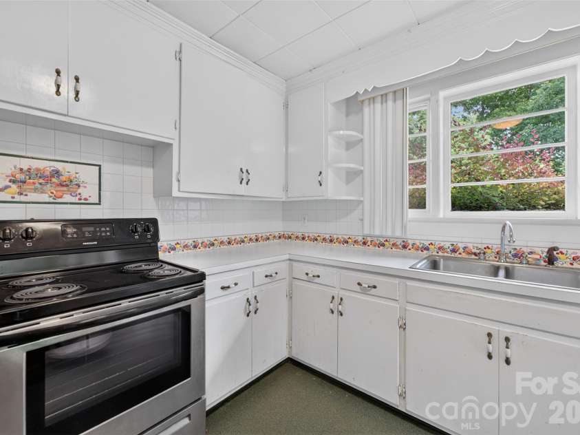 311 33rd Street Drive, Hickory, NC 28602.  MLS# CAR4406647, YatesRealty ID 39470. 