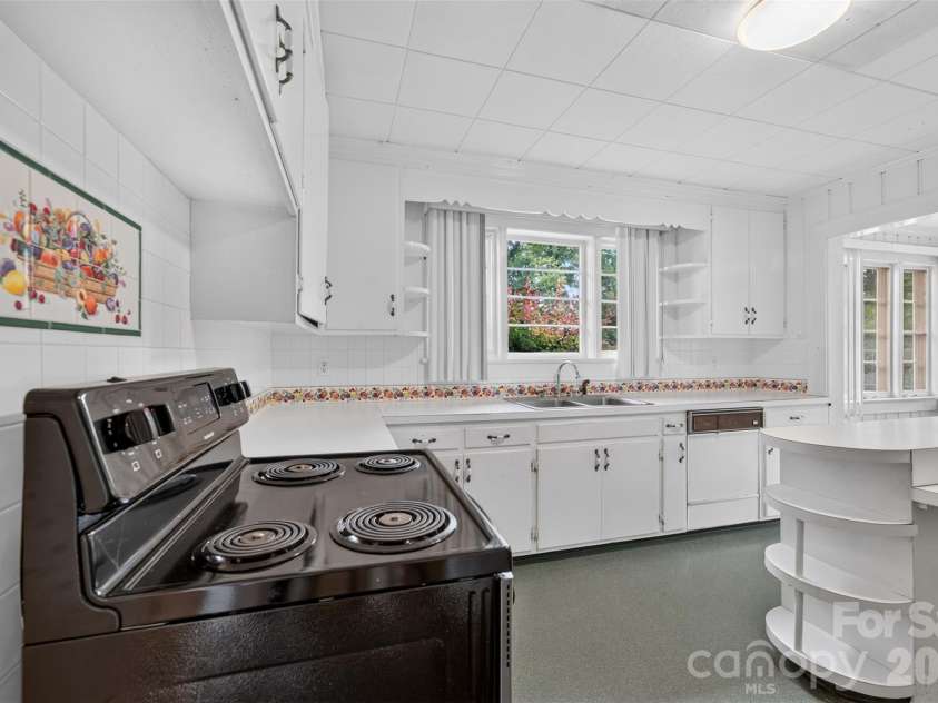 311 33rd Street Drive, Hickory, NC 28602.  MLS# CAR4406647, YatesRealty ID 39470. 
