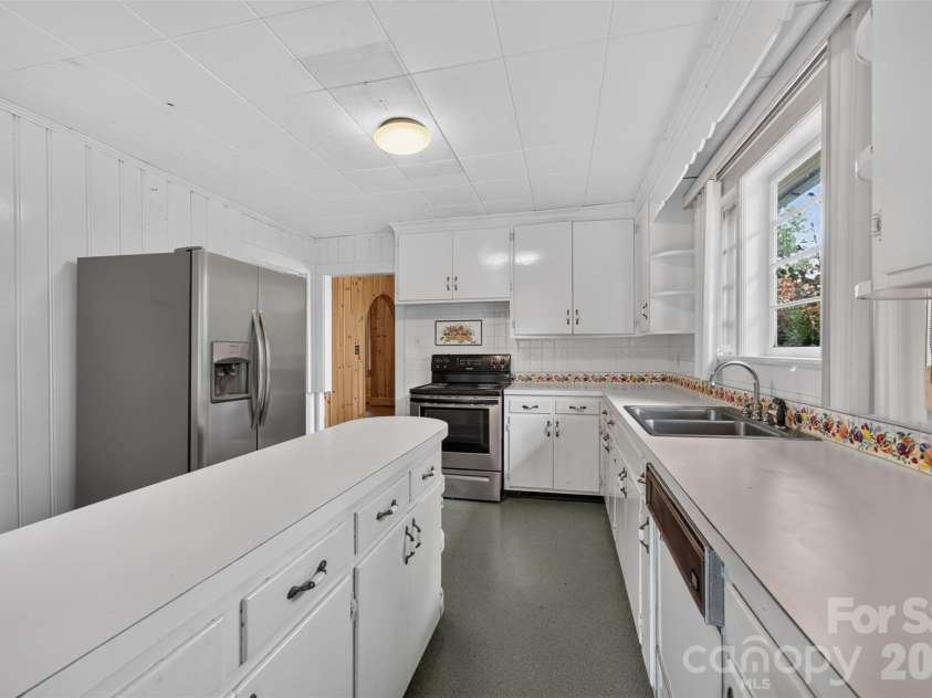 311 33rd Street Drive, Hickory, NC 28602.  MLS# CAR4406647, YatesRealty ID 39470. 