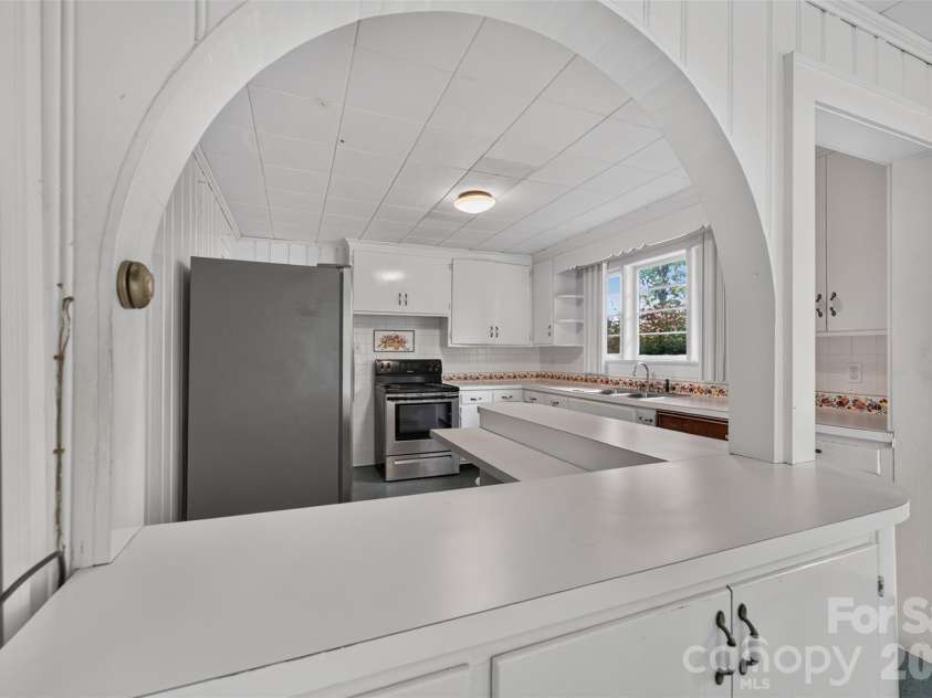 311 33rd Street Drive, Hickory, NC 28602.  MLS# CAR4406647, YatesRealty ID 39470. 