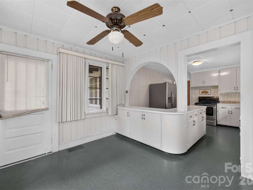 311 33rd Street Drive, Hickory, NC 28602.  MLS# CAR4406647, YatesRealty ID 39470. 