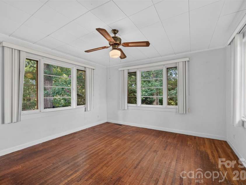 311 33rd Street Drive, Hickory, NC 28602.  MLS# CAR4406647, YatesRealty ID 39470. 