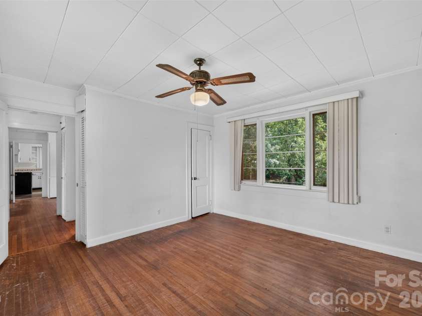311 33rd Street Drive, Hickory, NC 28602.  MLS# CAR4406647, YatesRealty ID 39470. 