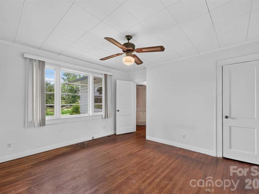 311 33rd Street Drive, Hickory, NC 28602.  MLS# CAR4406647, YatesRealty ID 39470. 