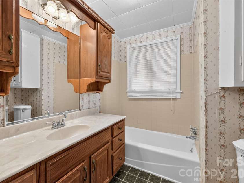 311 33rd Street Drive, Hickory, NC 28602.  MLS# CAR4406647, YatesRealty ID 39470. 