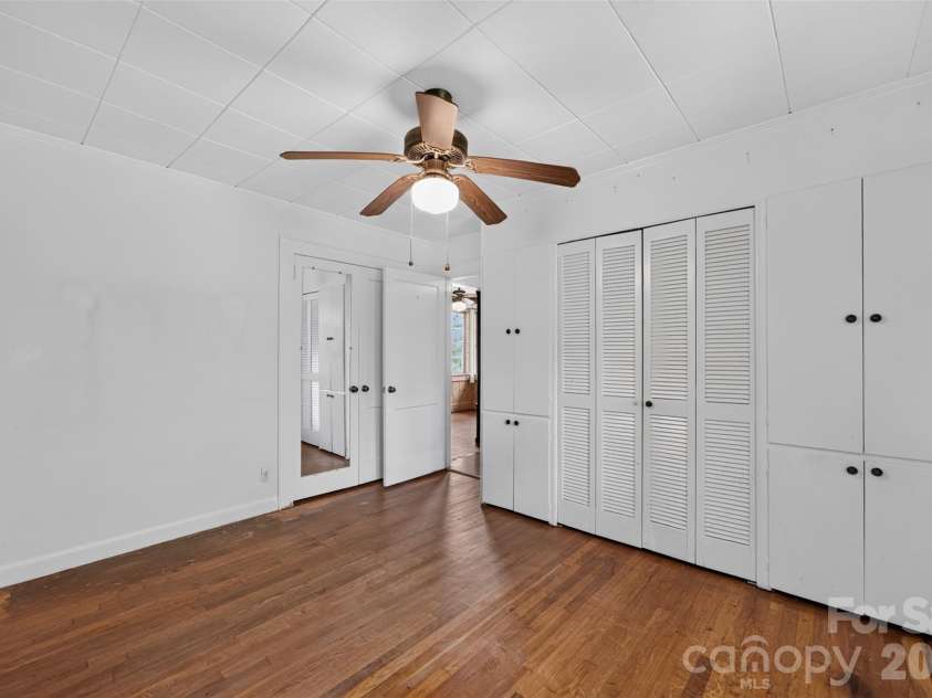 311 33rd Street Drive, Hickory, NC 28602.  MLS# CAR4406647, YatesRealty ID 39470. 