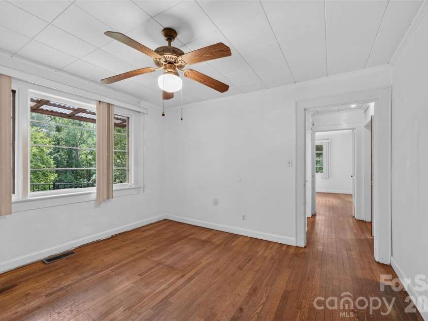 311 33rd Street Drive, Hickory, NC 28602.  MLS# CAR4406647, YatesRealty ID 39470. 