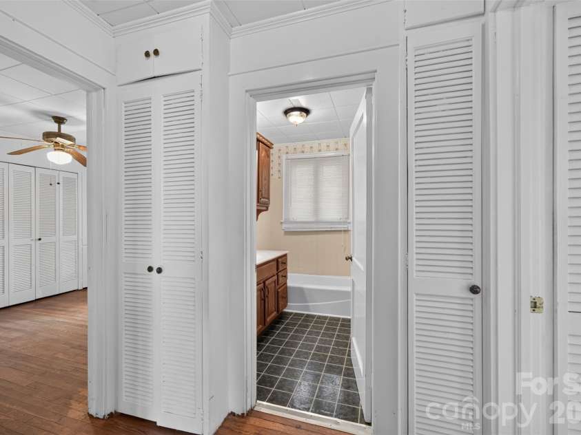 311 33rd Street Drive, Hickory, NC 28602.  MLS# CAR4406647, YatesRealty ID 39470. 