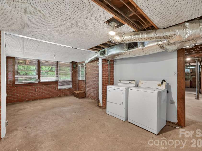 311 33rd Street Drive, Hickory, NC 28602.  MLS# CAR4406647, YatesRealty ID 39470. 