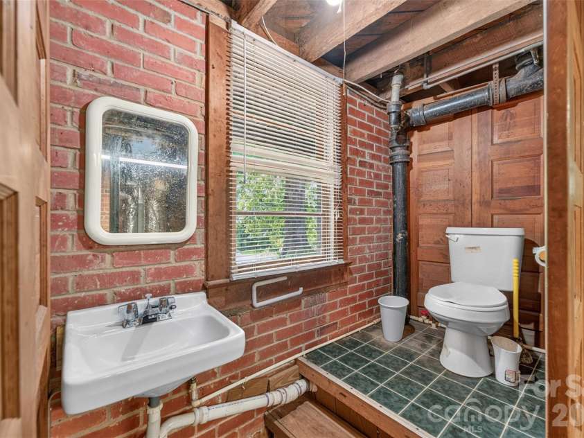 311 33rd Street Drive, Hickory, NC 28602.  MLS# CAR4406647, YatesRealty ID 39470. 
