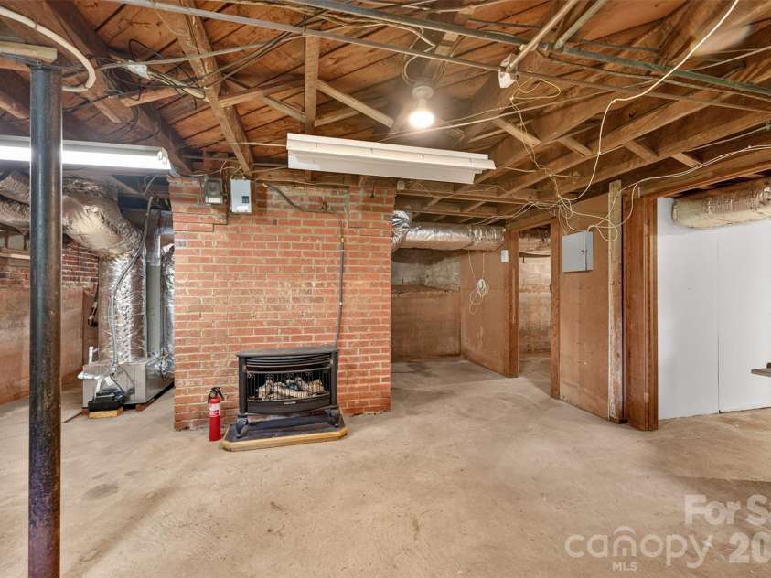 311 33rd Street Drive, Hickory, NC 28602.  MLS# CAR4406647, YatesRealty ID 39470. 
