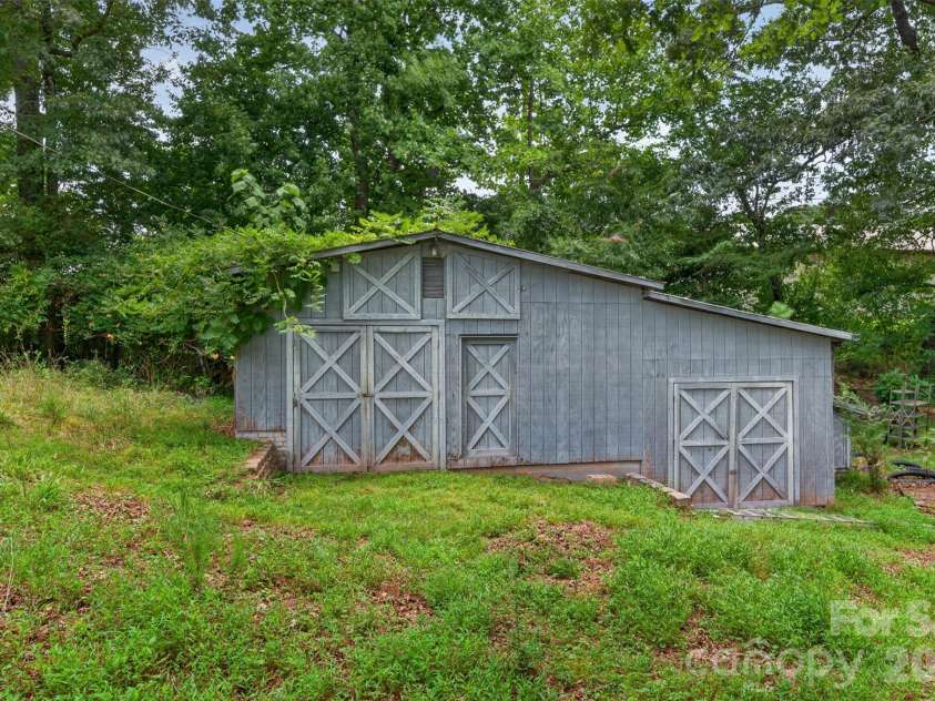 311 33rd Street Drive, Hickory, NC 28602.  MLS# CAR4406647, YatesRealty ID 39470. 