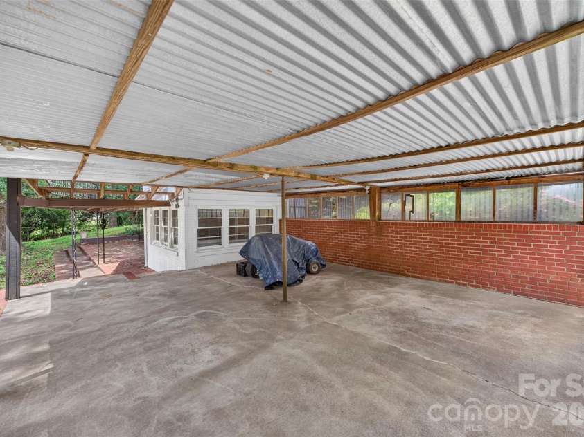 311 33rd Street Drive, Hickory, NC 28602.  MLS# CAR4406647, YatesRealty ID 39470. 