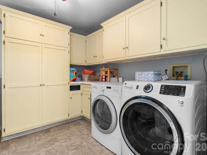 15 Forest Ridge Lane, Weaverville, NC 28787.  MLS# CAR4403480, YatesRealty ID 39471. Main Level Laundry